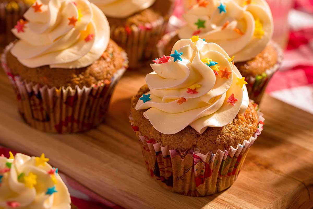 Read more about the article Cupcake com confeitos coloridos