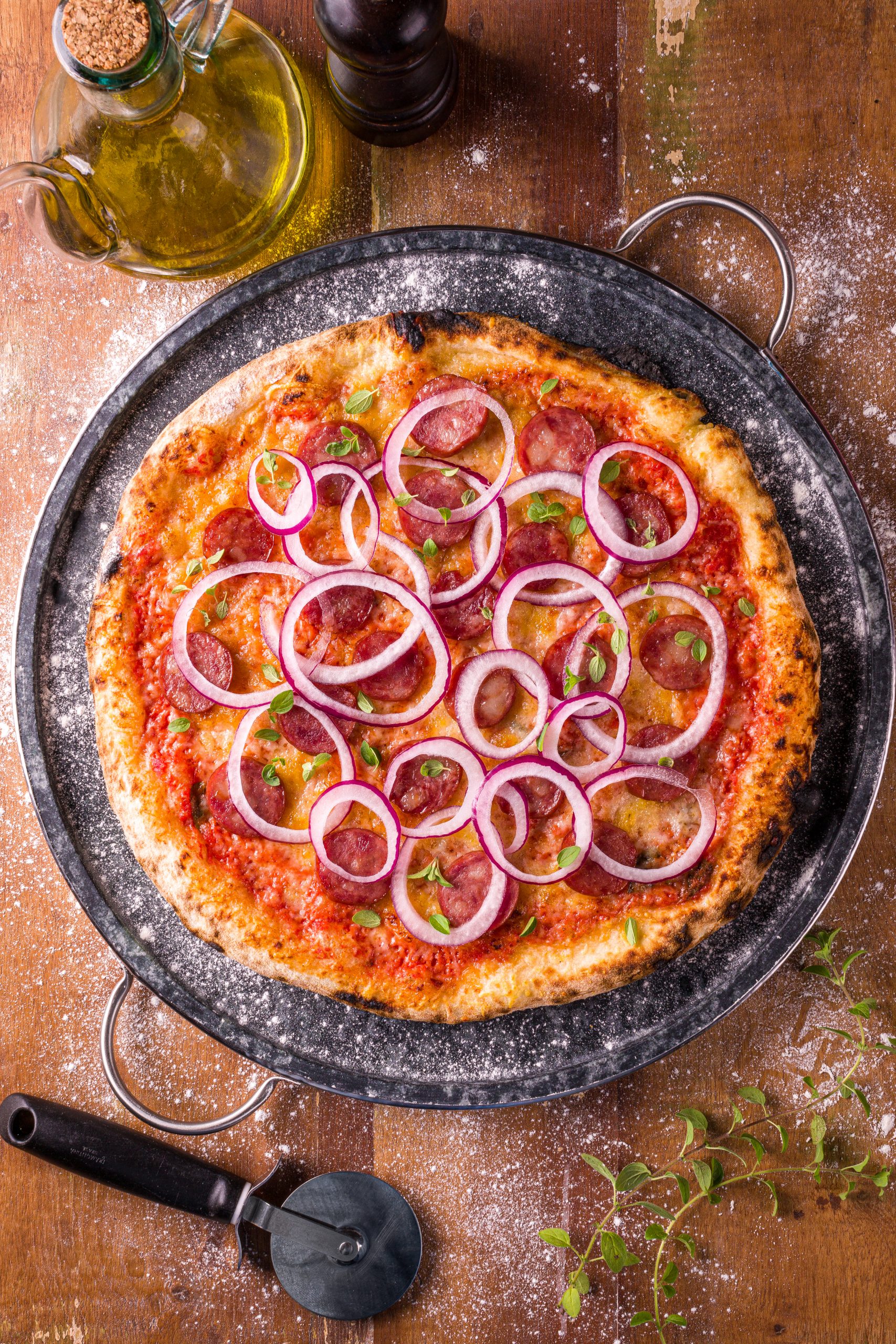 Leia mais sobre o artigo Pizza de calabresa com cebola roxa