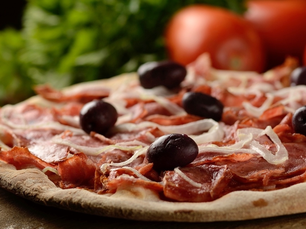 Read more about the article Pizza de calabresa com cebola roxa